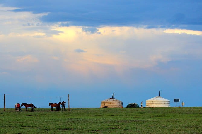 Gobi desert Mongolia for 8 days - Day 1: Baga Gazariin Chuluu ruins and a long first drive